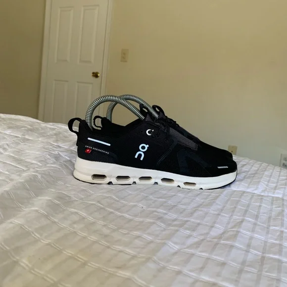 On Running women Black and White Sneakers - Picture 1 of 8